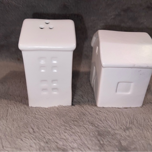 Robert Stanley Signature White Fall Farmhouse Ceramic Salt & Pepper Shakers Barn - Picture 7 of 8